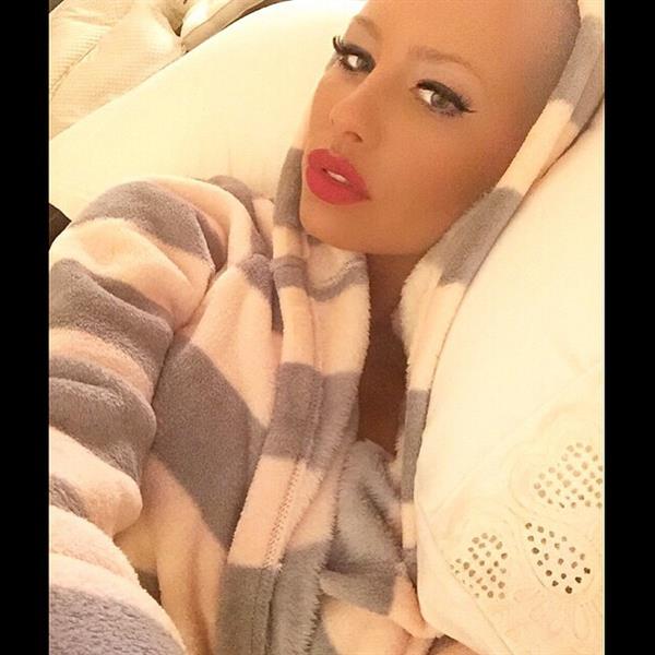 Amber Rose taking a selfie