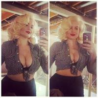 Lilli Luxe taking a selfie