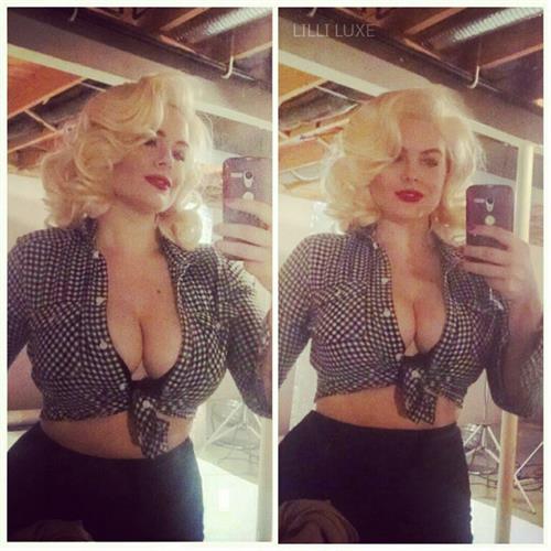 Lilli Luxe taking a selfie