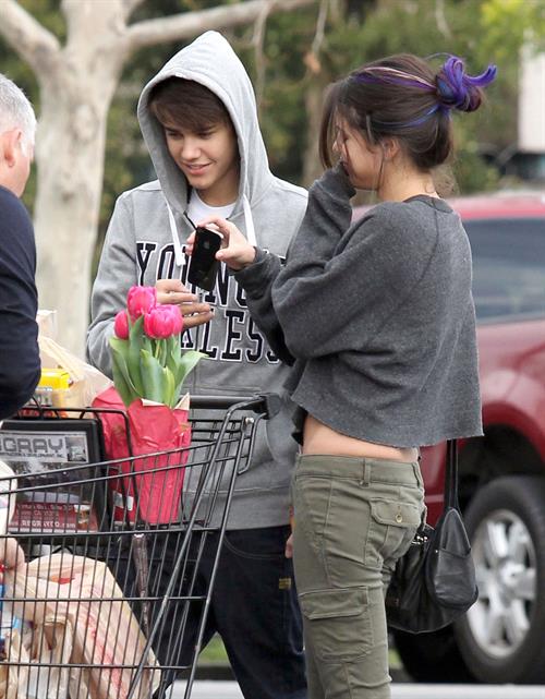 Selena Gomez Pictures Selena Gomez shopping in Encino on January 14, 2012