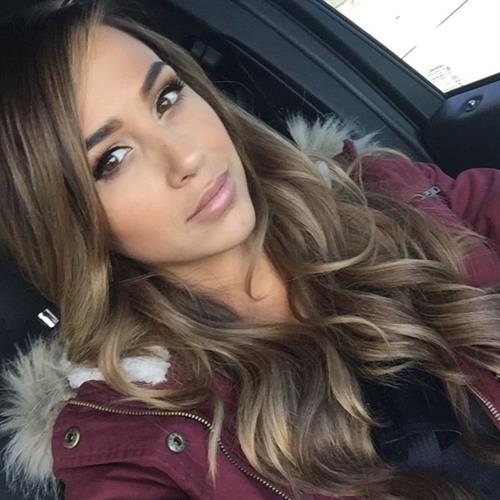 Ana Cheri taking a selfie