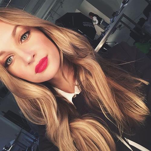 Ariane Fournier taking a selfie