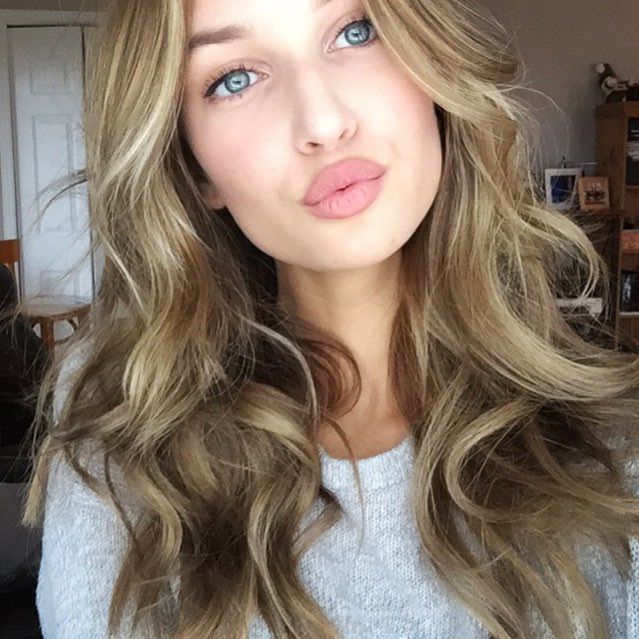 Ariane Fournier taking a selfie