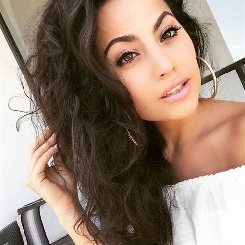 Mónica Alvarez taking a selfie