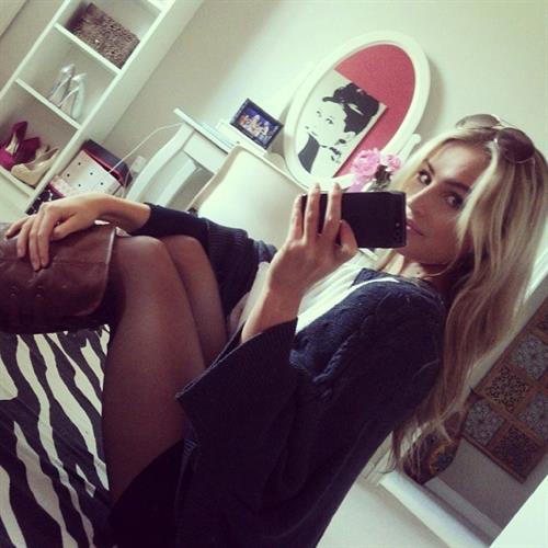 Mackenzie White taking a selfie