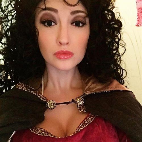 Anna Faith Carlson taking a selfie