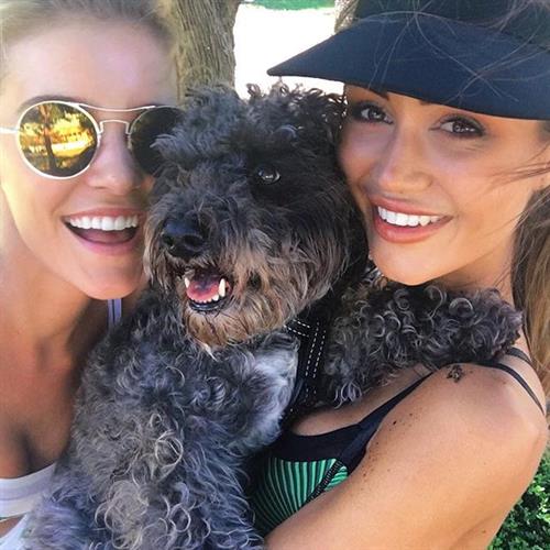 Pia Muehlenbeck taking a selfie