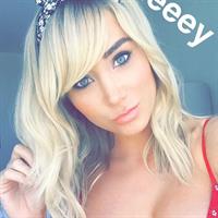 Sara Jean Underwood taking a selfie