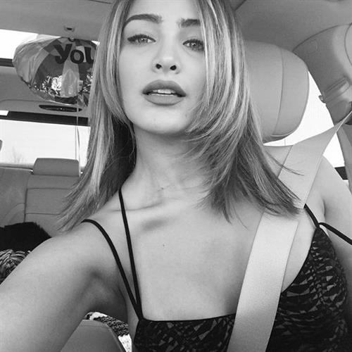 Migbelis Lynette Castellanos taking a selfie