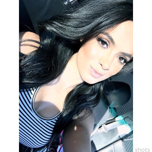 Franciele Medeiros taking a selfie