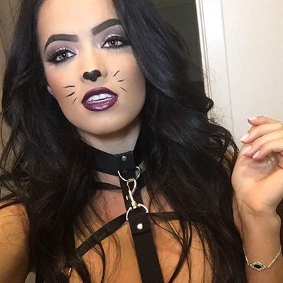 Franciele Medeiros taking a selfie