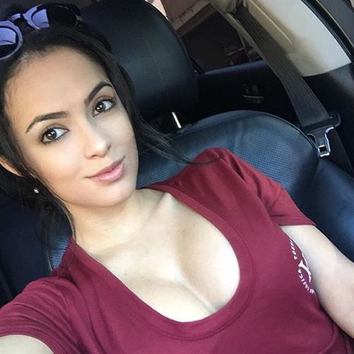 Franciele Medeiros taking a selfie