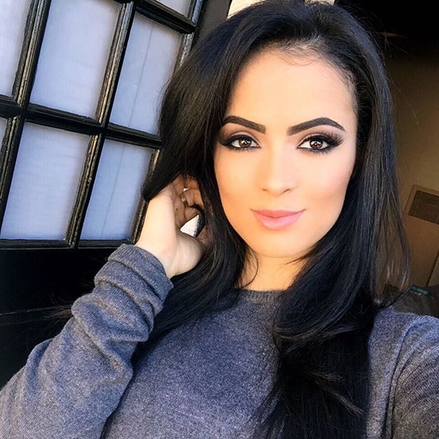 Franciele Medeiros taking a selfie