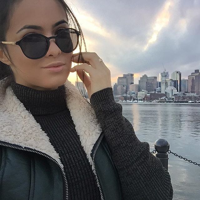 Franciele Medeiros taking a selfie