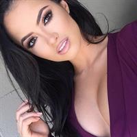 Franciele Medeiros taking a selfie