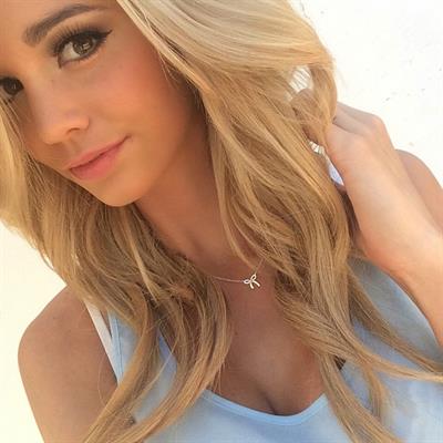 Caitlin Arnett taking a selfie
