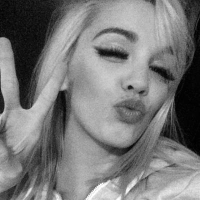 Caitlin Arnett taking a selfie