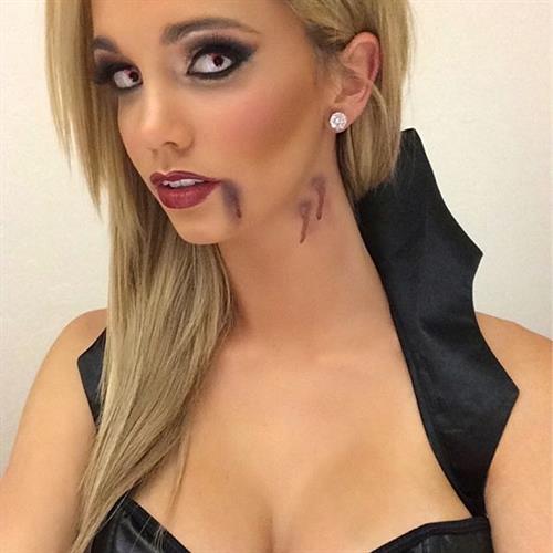 Caitlin Arnett taking a selfie