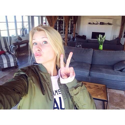 Kimberley Mens taking a selfie