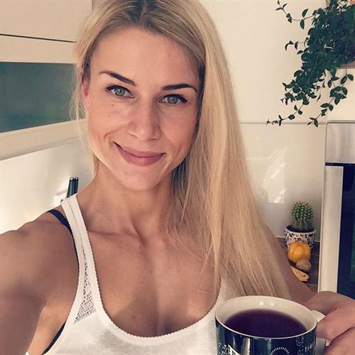 Adrienne Koleszár taking a selfie