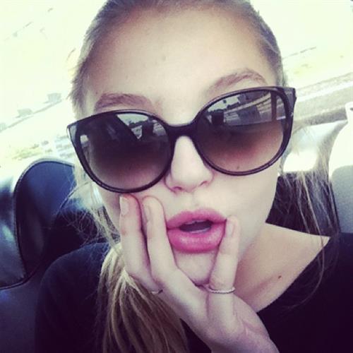 Rachel Hilbert taking a selfie