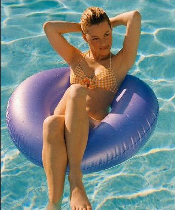 Elizabeth Banks in a bikini. 