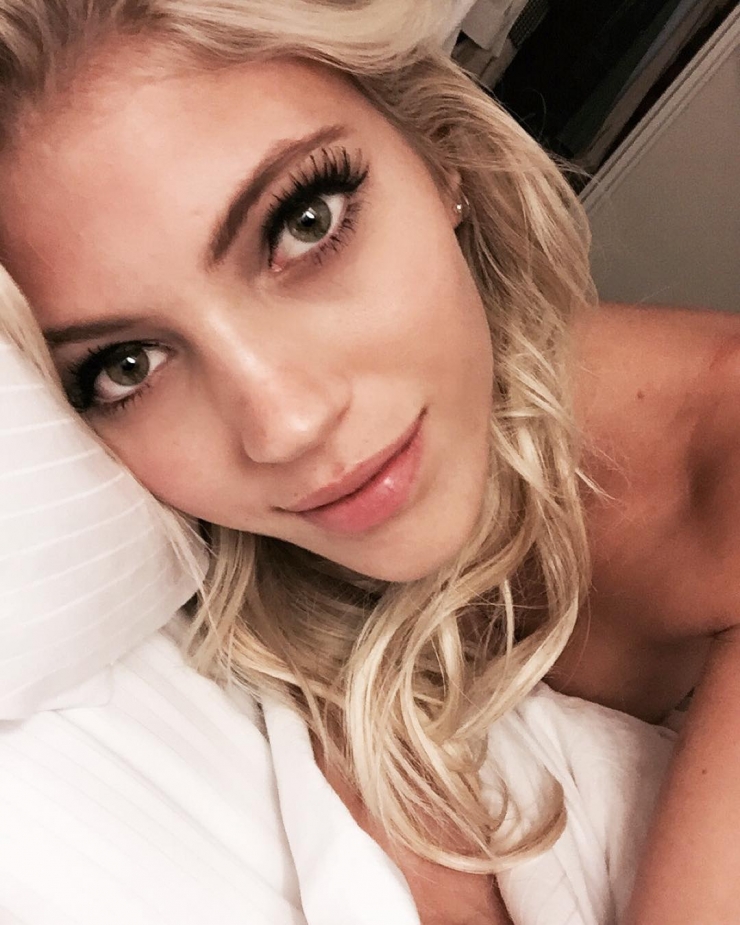 Devon Windsor taking a selfie
