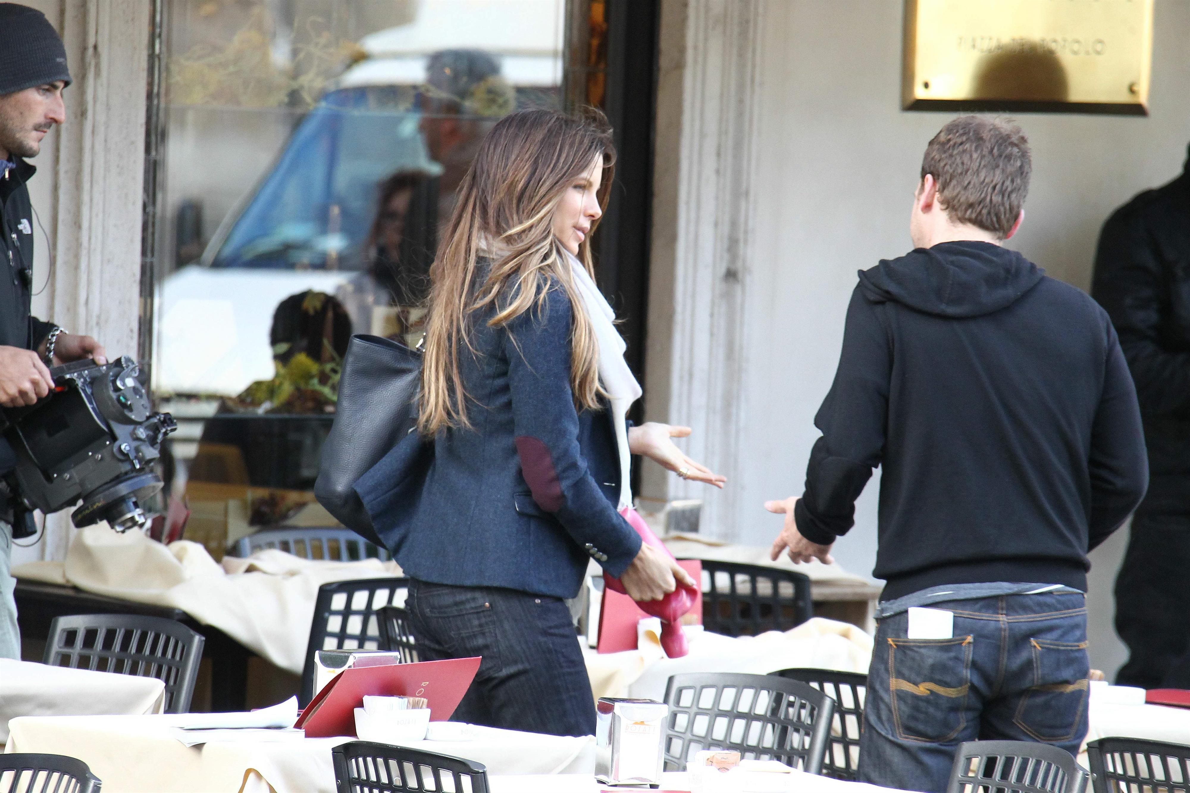 Kate Beckinsale On Set of The Face of an Angel in Rome November 11-2013 
