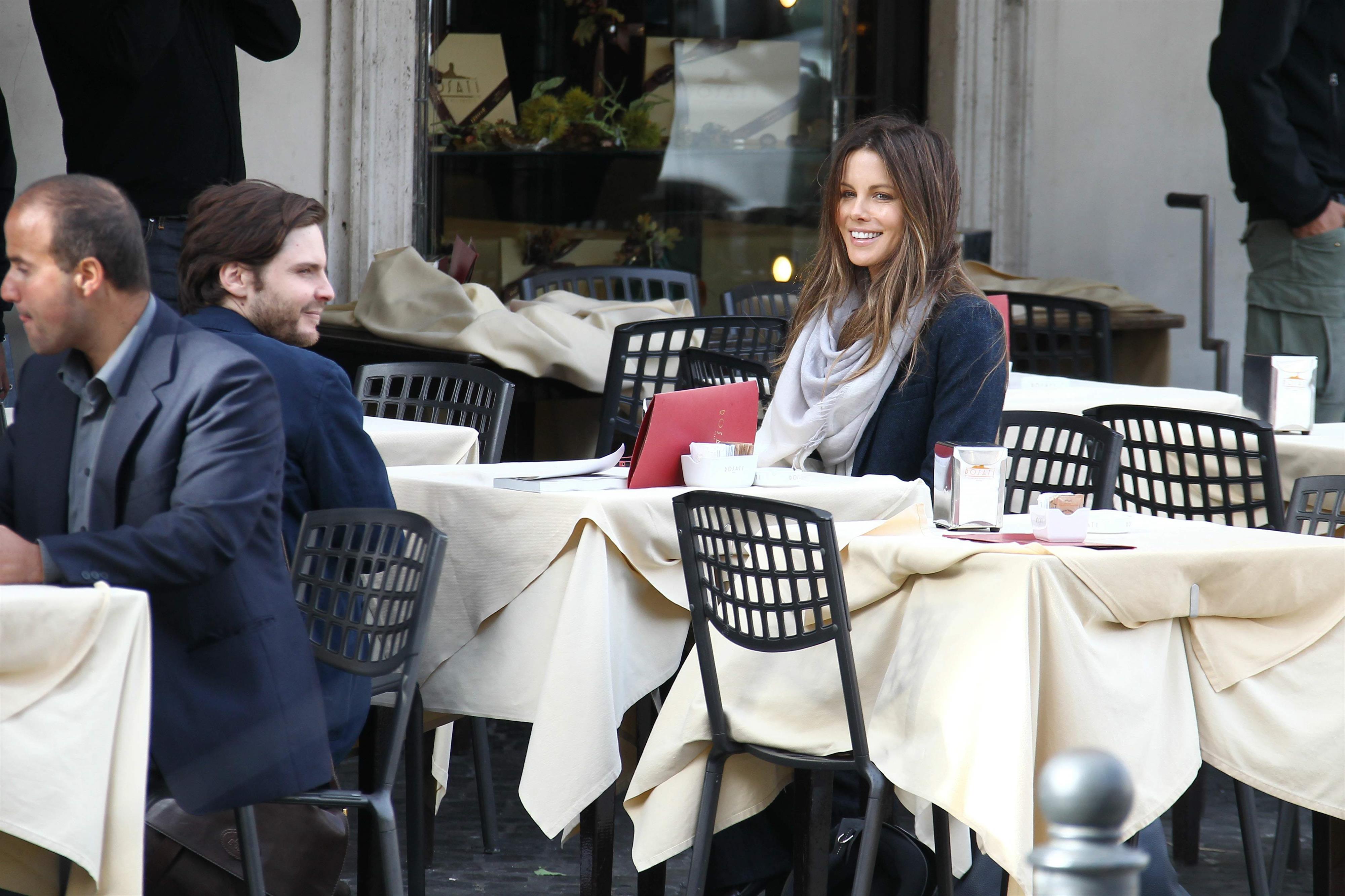 Kate Beckinsale On Set of The Face of an Angel in Rome November 11-2013 