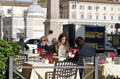 Kate Beckinsale On Set of The Face of an Angel in Rome November 11-2013 