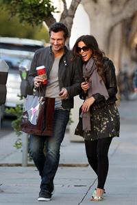 Kate Beckinsale and Len Wiseman share a moment after a manicure and holiday shopping. December 27th, 2012 