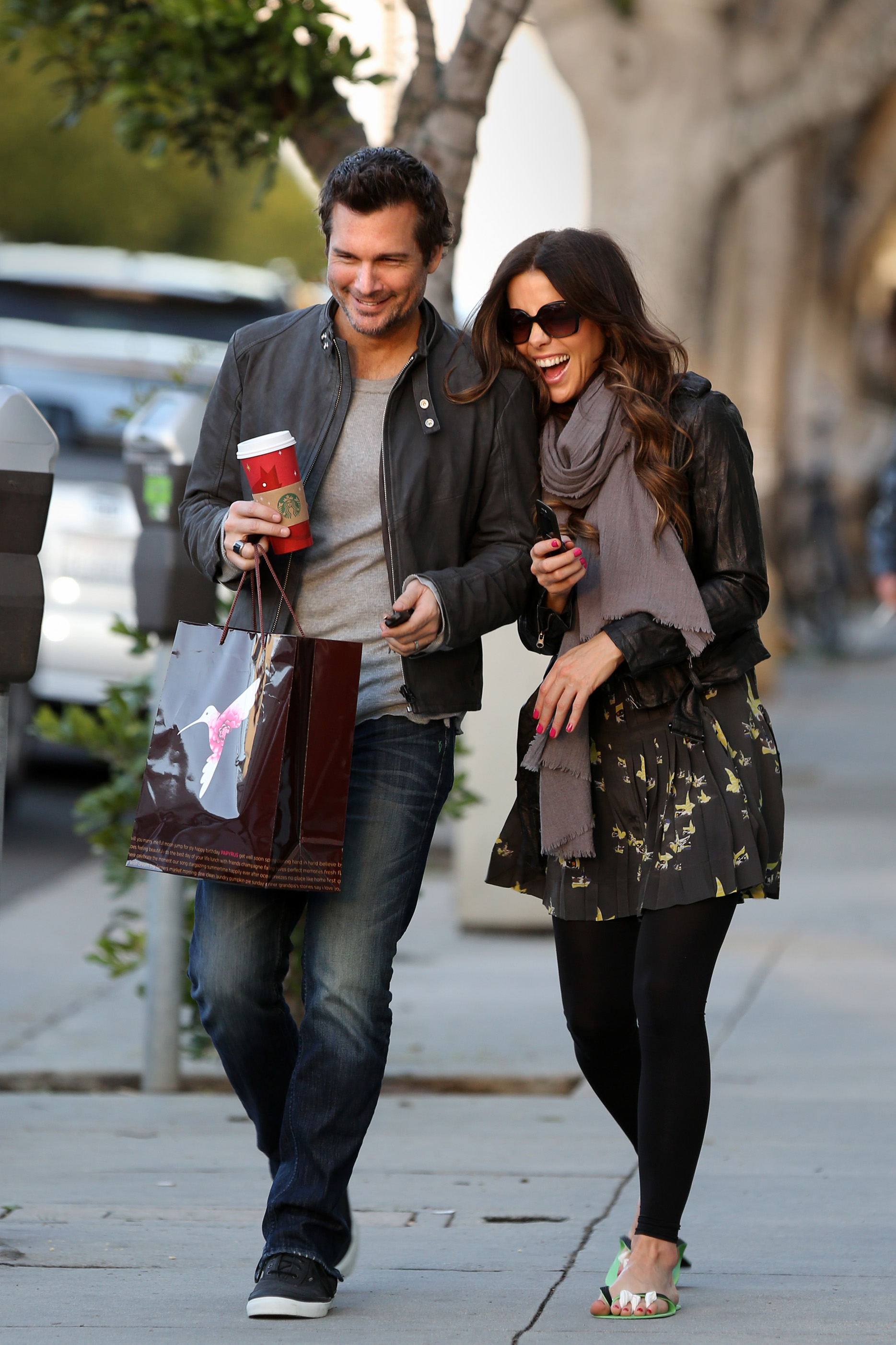 Kate Beckinsale and Len Wiseman share a moment after a manicure and holiday shopping. December 27th, 2012 