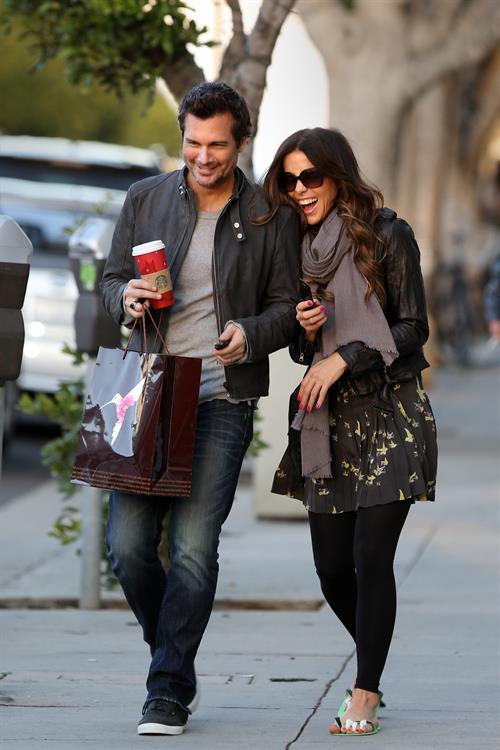 Kate Beckinsale and Len Wiseman share a moment after a manicure and holiday shopping. December 27th, 2012 