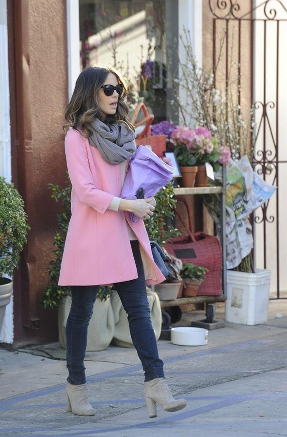 Kate Beckinsale shopping in the Brentwood Country Mart February 9-2013 