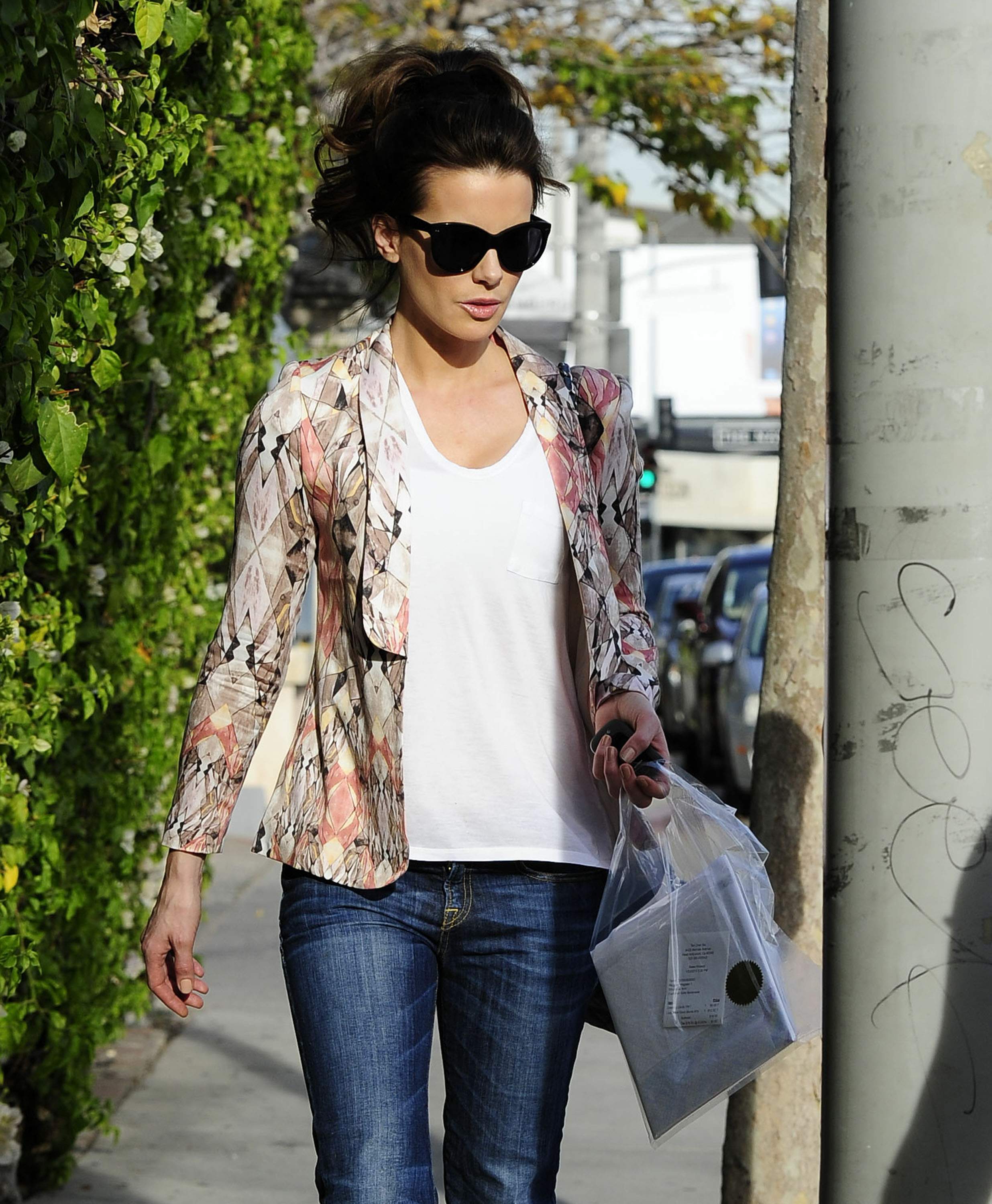 Kate Beckinsale Pictures Kate Beckinsale out shopping on Melrose Ave in West Hollywood, January 22, 2013