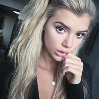 Alissa Violet taking a selfie