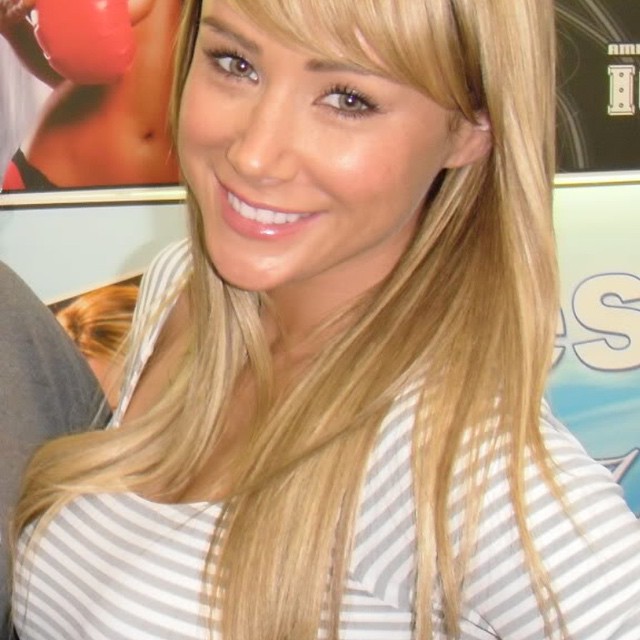Sara Jean Underwood taking a selfie