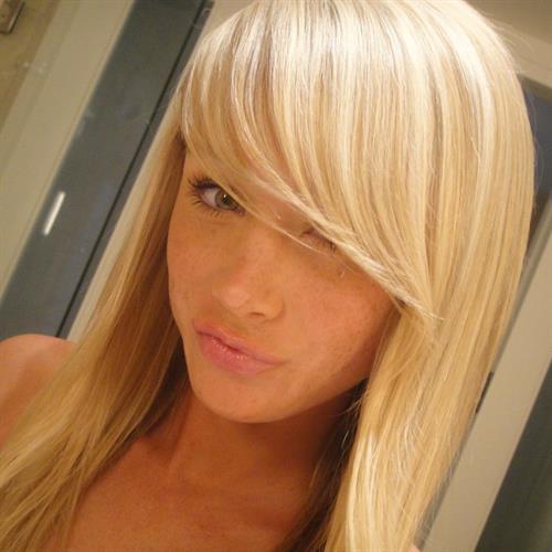 Sara Jean Underwood taking a selfie