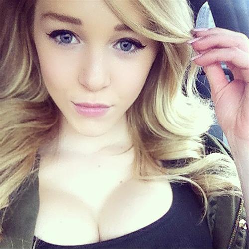 Courtney Tailor taking a selfie
