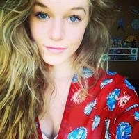 Courtney Tailor taking a selfie