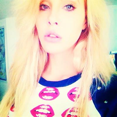 Chloe Rose Lattanzi taking a selfie