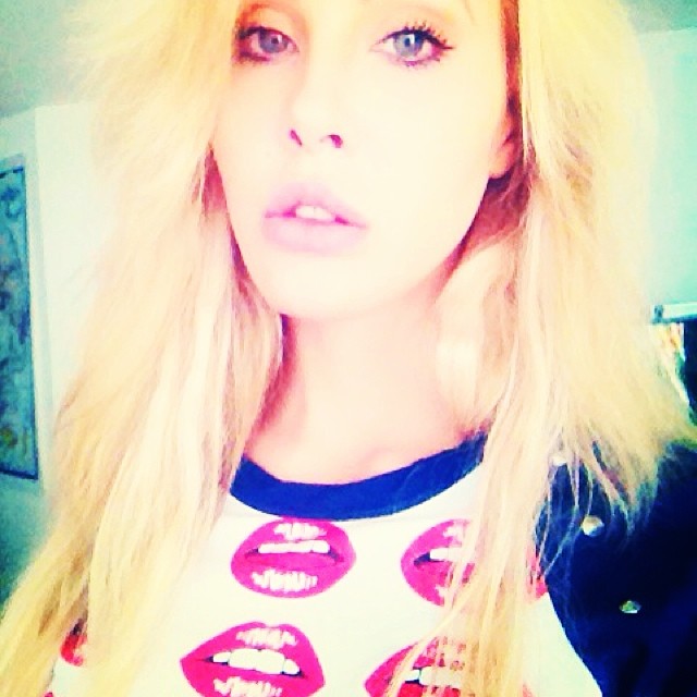 Chloe Rose Lattanzi taking a selfie