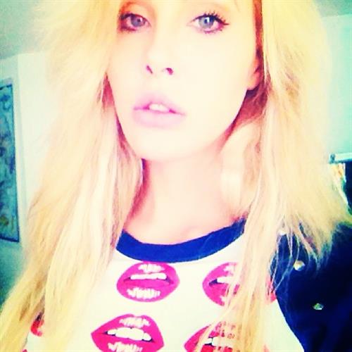 Chloe Rose Lattanzi taking a selfie