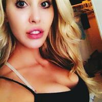 Chloe Rose Lattanzi taking a selfie