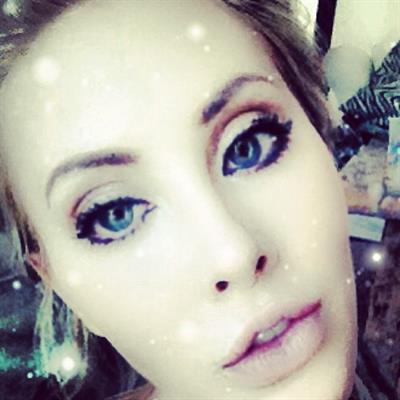 Chloe Rose Lattanzi taking a selfie