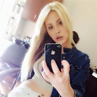 Chloe Rose Lattanzi taking a selfie