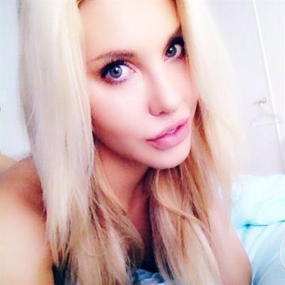 Chloe Rose Lattanzi taking a selfie