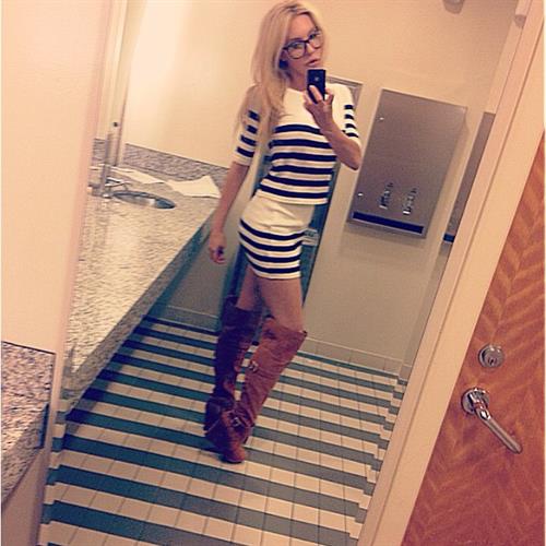 Chloe Rose Lattanzi taking a selfie