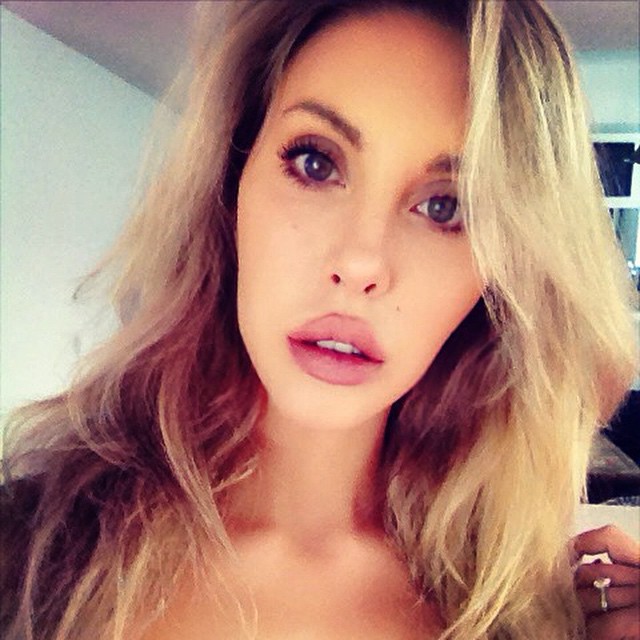 Chloe Rose Lattanzi taking a selfie