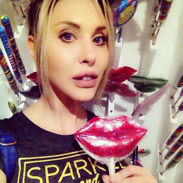 Chloe Rose Lattanzi taking a selfie